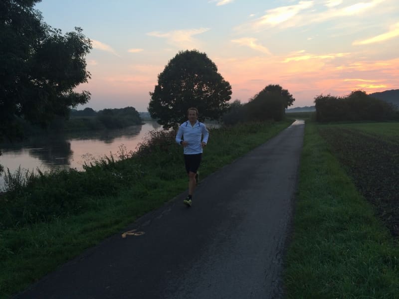 Peer beim Laufen am Weserufer bei Sonnenuntergang
